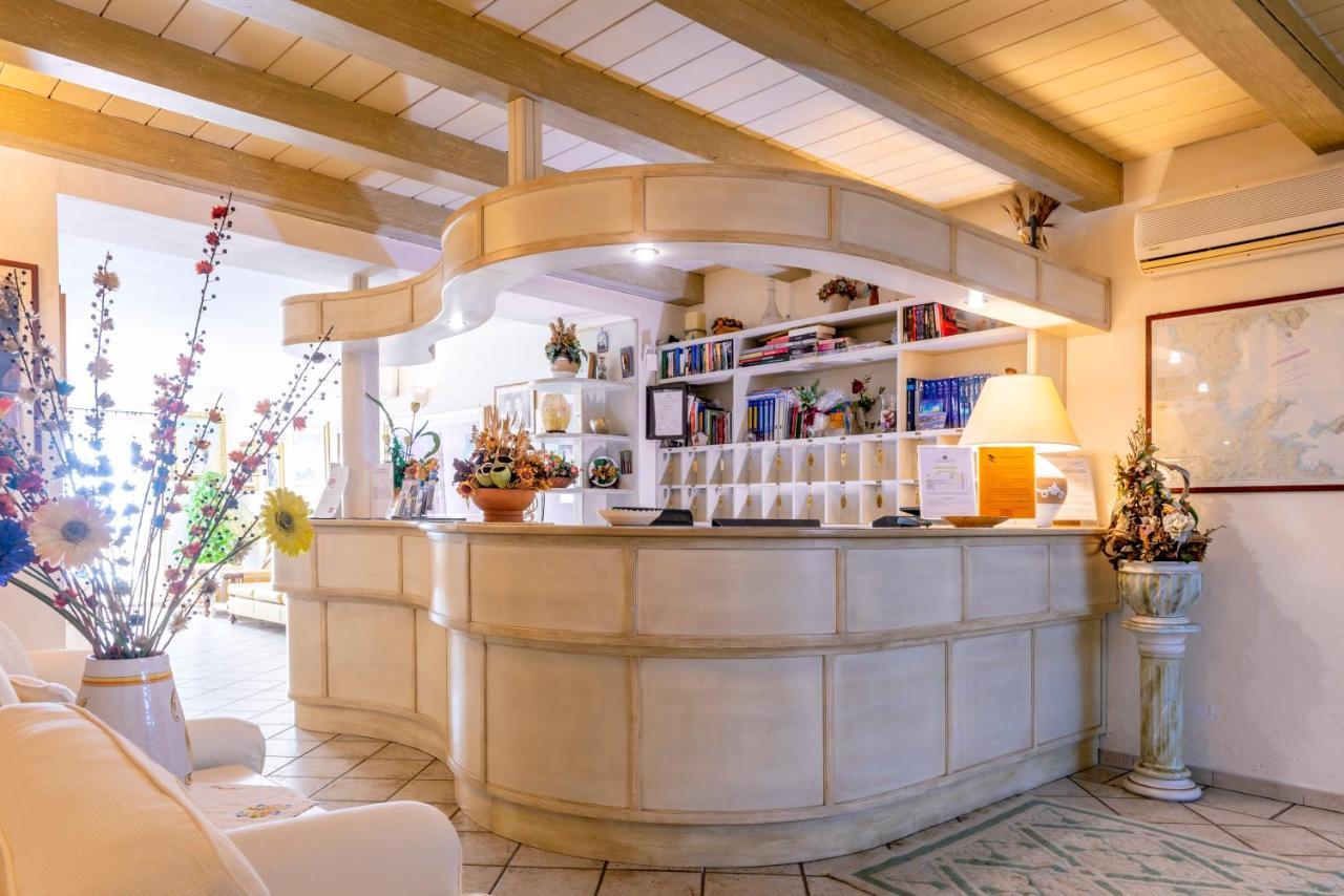 Hotel Cavour Olbia Buitenkant foto