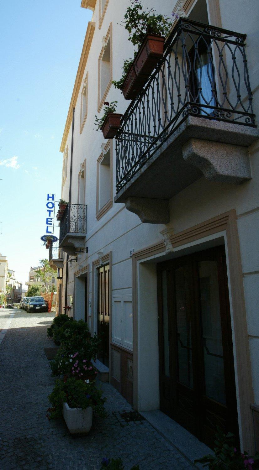 Hotel Cavour Olbia Buitenkant foto